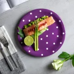 City to Cottage&reg; - keraminė lėk&scaron;tė 25,5 cm | violetinė ir balta | ta&scaron;keliai | rankų darbo | didelė vakarienės lėk&scaron;tė | keraminiai indai