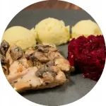 Kalakutienos krūtinėlė pievagrybių padaže su bulvių ko&scaron;e ir burokėliais