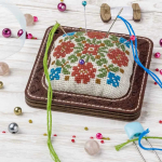 Wonderland Crafts Siuvinėjimo kryželiu rinkinys adatinei, 8,5&times;8,5 cm