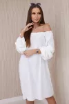 Balta suknelė su dekoratyvinėmis rankovėmis