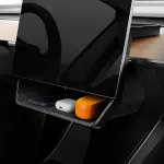 Spigen Tesla Model Y (~2024) ir Model 3 (2021-2023) dėžutė daiktams po ekranu, plan&scaron;etinio kompiuterio laikiklis, skirta Tesla Model Y ir 3 priedams