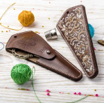 Wonderland Crafts Žirklių dėklo siuvinėjimo kryželiu rinkinys, dirbtinė oda, 10&ndash;13 cm