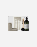 &bdquo;Meraki&ldquo; &ndash; dovanų dėžutė su pilku laikikliu, &bdquo;Nature&ldquo; teptuku, &bdquo;Forest Garden&ldquo; indų plovimo priemone &ndash; balta &ndash; 1000 ml, 32 x 23 x 13,5 cm