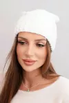 Moteri&scaron;ka žieminė kepurė su dekoratyviniu reljefu, balta