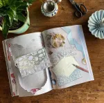 Daphne's Diary Magazine #1 2024 (prancūzi&scaron;kas) | kūrybinių amatų darbo knyga | interaktyvus dienora&scaron;čio žurnalas sąmoningumui, spalvinimui, menui, maisto gaminimui, kelionėms | pilnas kūrybinių įkvėpimų