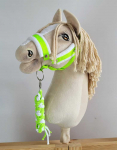 Super Hobby Horse Hobio žirgo kantaras su balta pūkuota apdaila ir pavadžiu &ndash; neoninis žalias / baltas