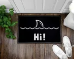 Om3&reg; juokingas durų kilimėlis su užra&scaron;u "welcoming" Hi Shark Fish Fin Waves neslystantis ir plaunamas 60 x 40 cm