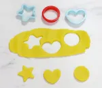 Toyland&reg; Cocomelon rinkinys su aplanku - A4 formato bloknotas, kreidelės ir plastilinas/formelės - rankdarbių žaislas - žaislas kelionėms