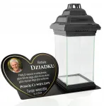 Juoda bazė ir žvakė statulėlė ant kapo su graviravimu