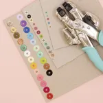 Craftelier - 50 mini metalinių kilpelių rinkinys, idealiai tinkantis scrapbooking'ui ir rankdarbiams | Tinka įvairioms medžiagoms | Dydis apytiksliai. Vidinis skersmuo 3 mm, i&scaron;orinis skersmuo 5 mm - spalva juoda