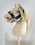 Super Hobby Horse Reguliuojamas kantaras hobi arkliukui &ndash; tamsiai mėlynas su juoda pūkine apdaila