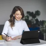 Dėklas Ipad 11/10 kartos (10.9/11 colių) su pie&scaron;tuko laikikliu