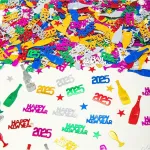60 g naujųjų metų i&scaron;vakarių dekoracija 2025, laimingų naujųjų metų konfeti blizgučiai stalo dekoracija naujiesiems metams, spalvingi naujųjų metų i&scaron;vakarių konfeti i&scaron; folijos, žvaigždės ir vyno taurės, puikiai tinka &scaron;ventei