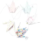Subtili origami girlianda, lango girlianda, dovana i&scaron;vykstančiam kolegai, komforto gipsas, origami meno kūrinys, durų girlianda, lango dekoracija, origami menas, rankų darbo origami dovana, kūdikio sutiktuvių &scaron;ventė, vakarėlis, gimimas