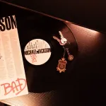 Michael Jackson raktų pakabukas su &bdquo;King of Pop&ldquo; motyvu