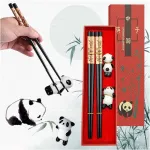 Voyyphixa 2 poros daugkartinio naudojimo japoni&scaron;kų lazdelių su keraminiu panda laikikliu kini&scaron;ko stiliaus dovanų dėžutė neslystančios lazdelės plaunamos indaplovėje (juodos)
