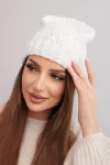 Moteri&scaron;ka žieminė kepurė su vilna, dekoruota blizgučiais ir pynimu, balta