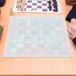 Kristaliniai &scaron;achmatai, 32 &scaron;achmatų figūros + 1 &scaron;achmatų lenta + 1 tarpiklis 25 x 25 cm matinio poliravimo stiklo &scaron;achmatai
