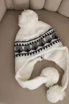 Moteri&scaron;ka žieminė kepurė su ausinėmis ir bumbulais, balta