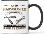 Puodelis su užra&scaron;u Hausmseiter - Ich oder keiner Becher Handwerker Facility Manager - Juokinga dovana - Kavos puodelis kaip dovanos idėja - Kavos puodelis 330 ml - Baltas/juodas