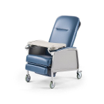 Reguliuojama geriatrinė kėdė su staliuku