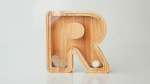 Medinė taupyklė raidė "R"