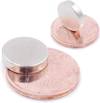 Brudazon 10 mini diskiniai magnetai 12 x 3 mm N52 stipriausio lygio neodimio magnetai itin stiprūs magnetai modeliavimui, nuotraukoms, lentoms, skelbimų lentoms, &scaron;aldytuvams, rankdarbiams, ypač stiprus magnetinis diskas