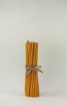 Mažos bičių va&scaron;ko žvakutės medaus spalvos 45 vnt 0,6x18 cm.
