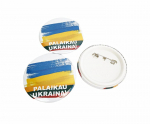 Įsegamas ženkliukas su Ukrainos vėliavos spalvomis &bdquo;Palaikau Ukrainą&ldquo;