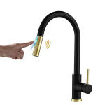 360&deg; besisukantis jutiklinis virtuvinis mai&scaron;ytuvas su i&scaron;traukiamu snapeliu, matinė juoda/auksinė spalva