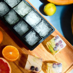 ALCOLE kvadratinis ledo kubelių padėklas juodas 22x11 cm HOMLA