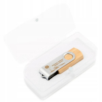 USB laikmena Pendrive 32 Gb medinis su graviravimu dovanų dėžutėje