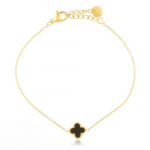 Auksinės spalvos apyrankė su juodu dobilo formos pakabuku, ilgis reguliuojamas