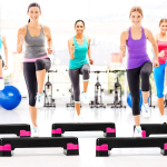 Costway reguliuojamo auk&scaron;čio aerobinis stepper fitneso treniruoklis su dviem lygiais 10 cm ir 15 cm fitneso treniruoklis juodas