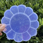 Plastikinė gėlių formos papuo&scaron;alų dėžutė