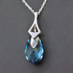 Sidabrinis kaklo papuo&scaron;alas moterims DiamondSky &bdquo;Baroque II (Aquamarine Light Chrome)&ldquo; su Swarovski kristalais