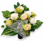 Puok&scaron;tė gėlės rožės ant kapo vainikas į kapines Visų &Scaron;ventųjų paminklas