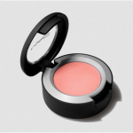 MAC Cosmetics pudra Kiss Soft Matte akių &scaron;e&scaron;ėliai STRIKE A POSE 1,5 gr