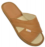 Moteri&scaron;kos odinės &scaron;lepetės su atsegama nosele, rudos spalvos.Bosaco