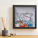 Vienos dalies medinė bilietų saugykla, balta dėžė., Juoda