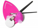 Makiažo kempinėlių valymo rinkinys BeautyBlender Keep It Clean: guminis valymo padėkliukas-pir&scaron;tinė + muiliukas