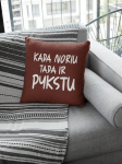 Dekoratyvinė pagalvė &bdquo;KADA NORIU, TADA IR PYKSTU &ldquo;, bordo