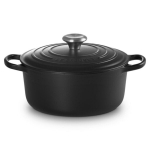 Le Creuset 24 cm ketaus apvalioji virimo inde (juoda|vaivoryk&scaron;tinė raudona|oranžinė) Le Creuset 24 cm ketaus virimo puodas, juoda/vaivoryk&scaron;tinė raudona/oranžinė, idealus pasirinkimas tiek kasdieniam, tiek ypatingam maisto gaminimui.