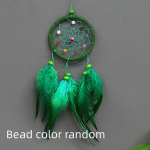 Rankų darbo sapnų gaudyklė su plunksnomis ir karoliukais.,  Žalias