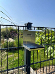Inox Living nerūdijančio plieno inkilas - modernus, atsparus oro sąlygoms dizainas, patvari pauk&scaron;čių stotelė, 3 montavimo variantai (pakabinamas, tvirtinamas prie sienos, tvirtinamas prie tvoros), idealus sodui, balkonui ir terasai