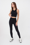 Besiūlis rievuotas topas su plačiomis petne&scaron;ėlėmis HALTER TOP RIB Giulia, spalva black