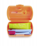 Kelioninis burnos priežiūros priemonių rinkinys Curaprox: dantų &scaron;epetėlis + dantų pasta, 10 ml + tarpdančių &scaron;epetėliai, 2 vnt., oranžinės spalvos