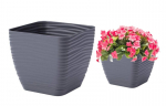 Antracito spalvos plastikinis gėlių vazonas su pagrindu 22,6x20,9 cm kvadrato formos