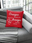 Dekoratyvinė pagalvė &bdquo;Draugus i&scaron;sirenki pats&ldquo;, raudona