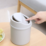 Mini plastikinė stalo &scaron;iuk&scaron;liadėžė su linguojamu dangčiu, Pilka